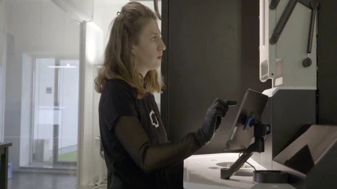 Bedienung des Kryostaten über den Touchscreen am Gerät