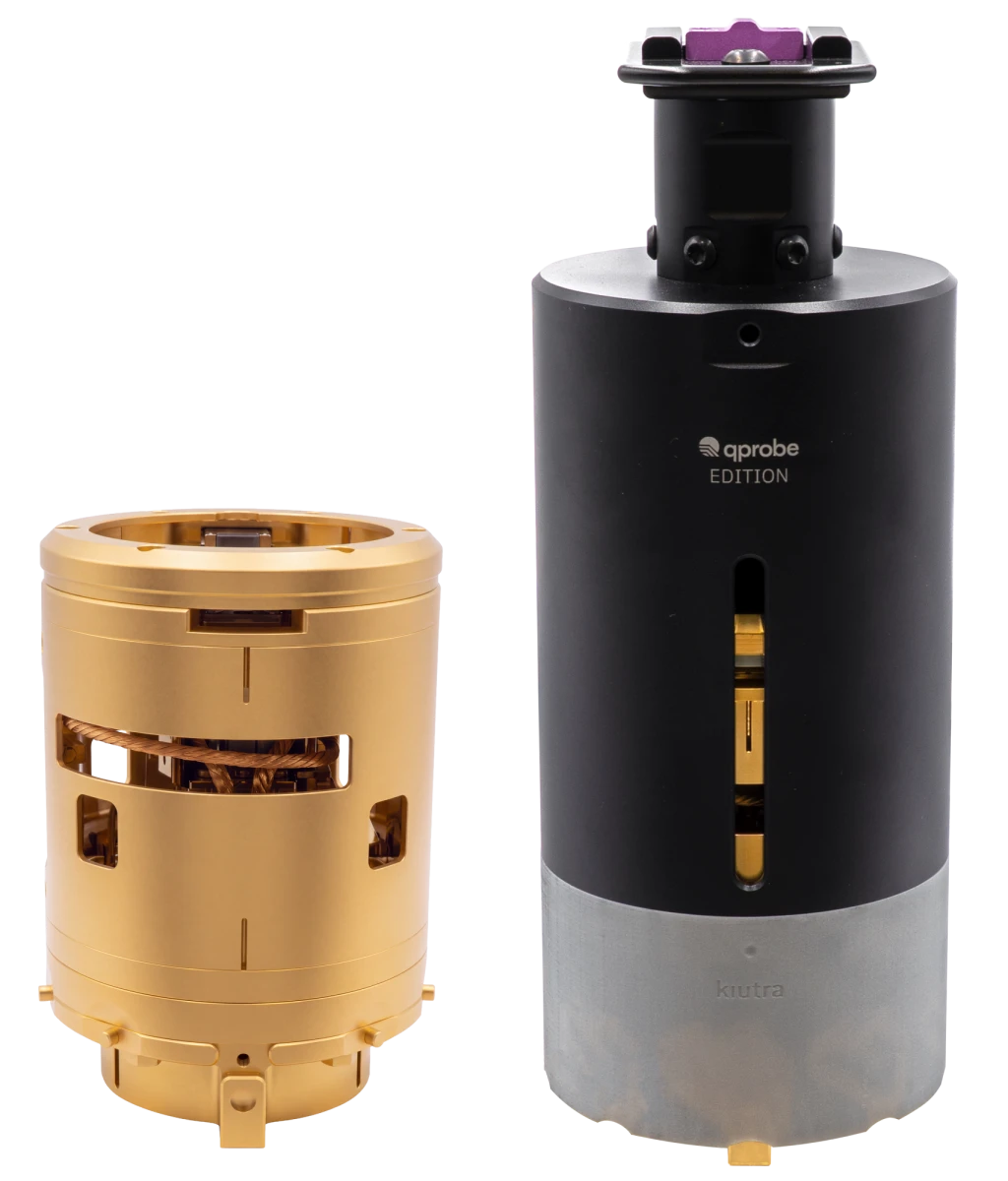Gold-plated qprobe cryo-prober on a Puck 80 next to the black kiutra Transfer Cage, qprobe edition