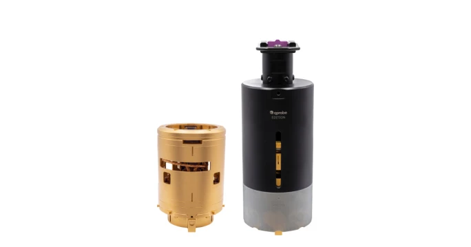 Gold-plated qprobe cryo-prober on a Puck 80 next to the black kiutra Transfer Cage, qprobe edition