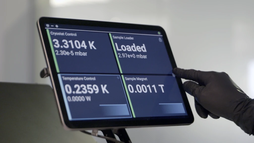 A tablet mounted on the L-Type Rapid runs kiutra.io: status tiles for cryostat control, sample loader, temperature control and sample magnet, each with its live reading.