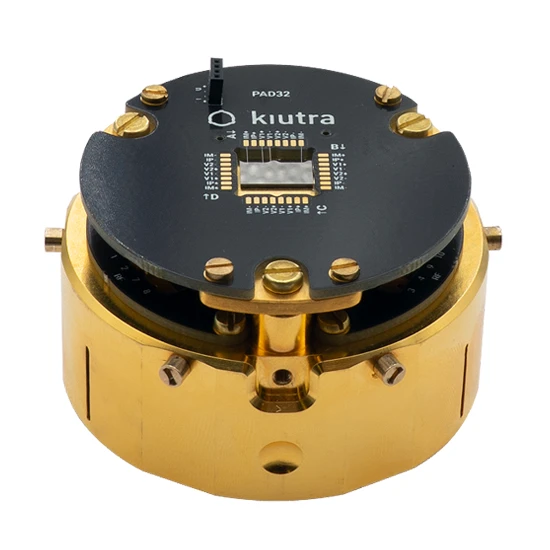 A kiutra PAD32 sample carrier with one device mounted on a kiutra Puck 55.